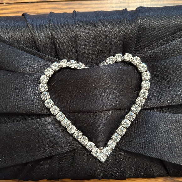 Elegant Black Clutch Bag with Heart Detail - Picture 3 of 6